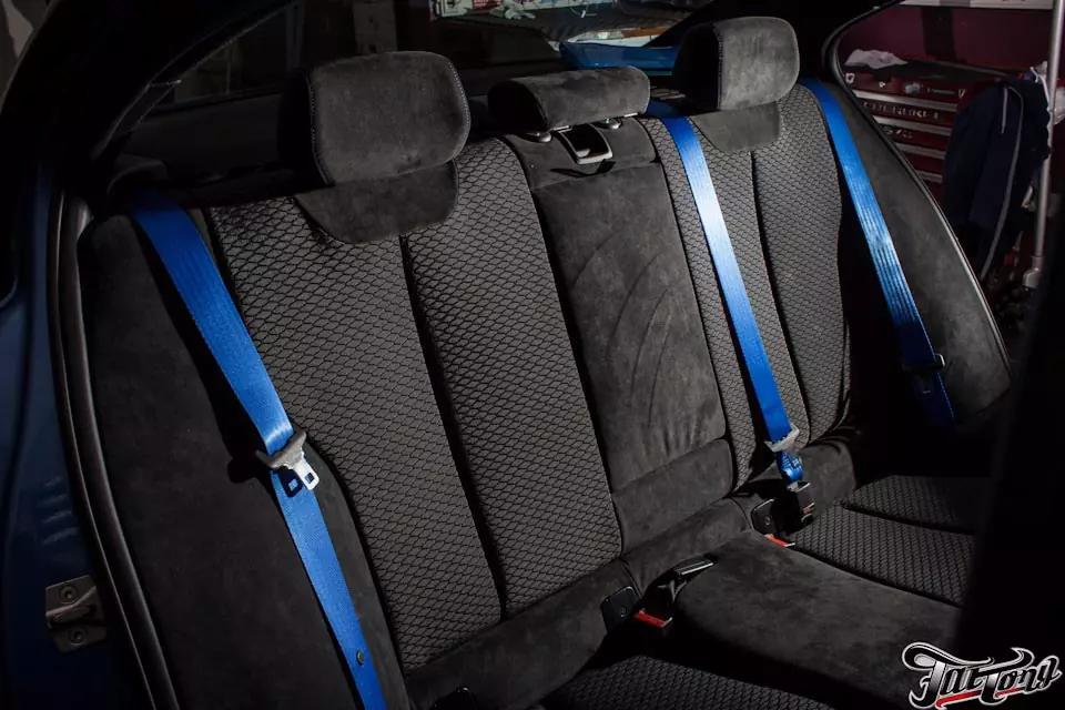 BMW F30. Замена черных ремней безопасности на синие.